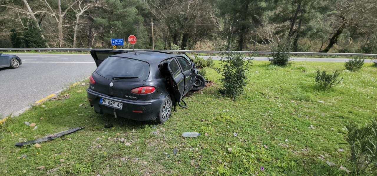 Marmaris'te İki Otomobil Çarpıştı Yaralılar Var 3